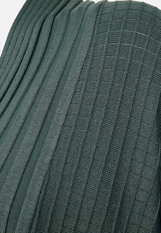 Pitkä, ribattu neuletakki