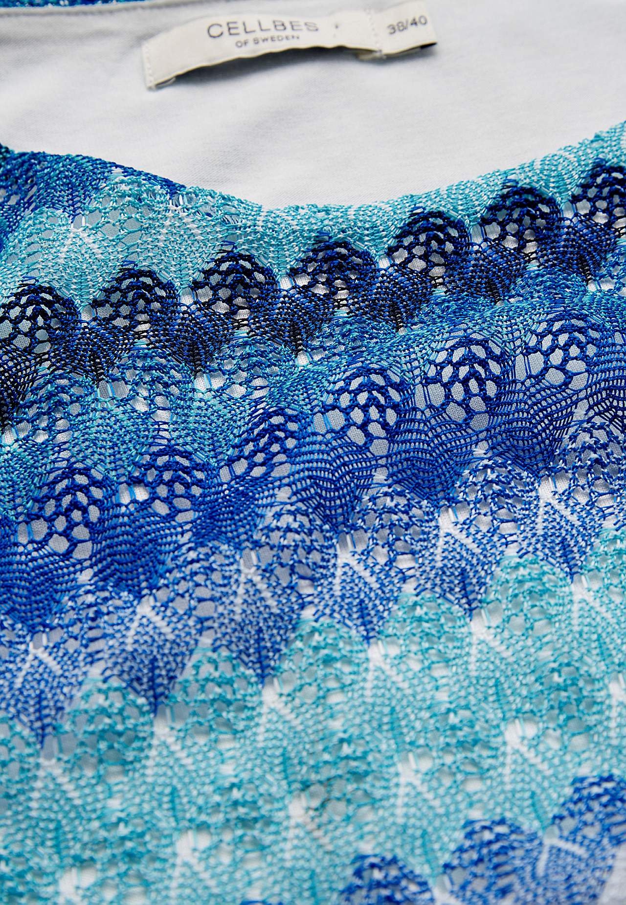 Trikootoppi kauniilla rei’ityksellä