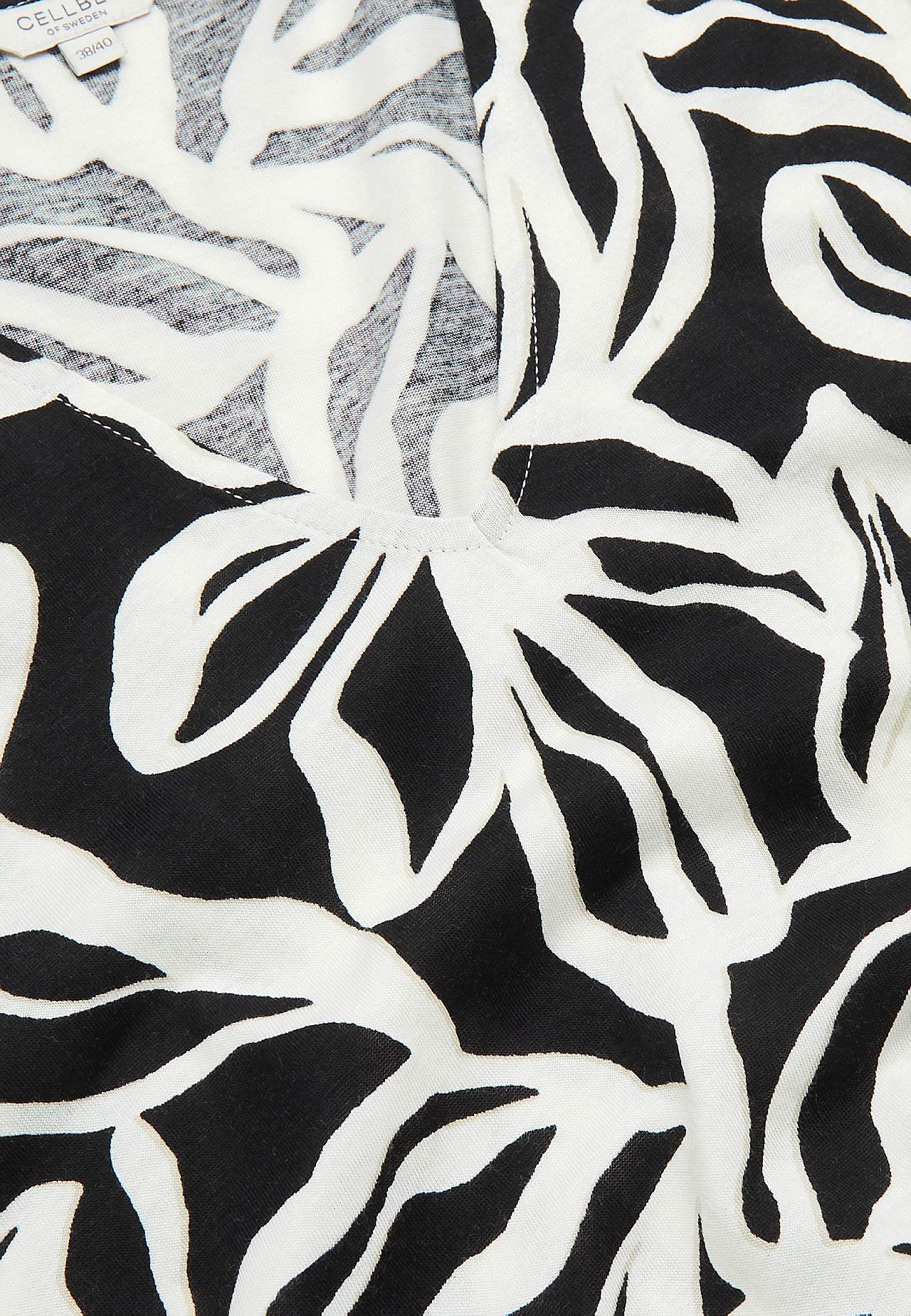 Pehmeä trikootoppi v-pääntiellä