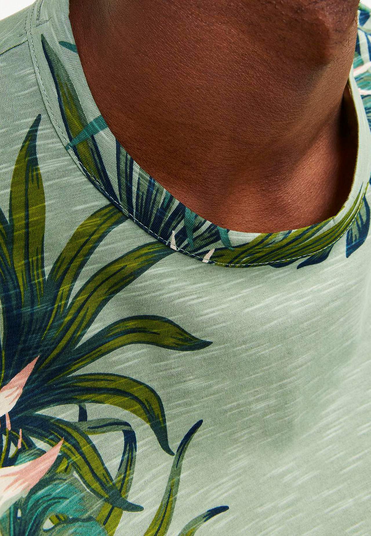 Lehtikuvioinen T-paita