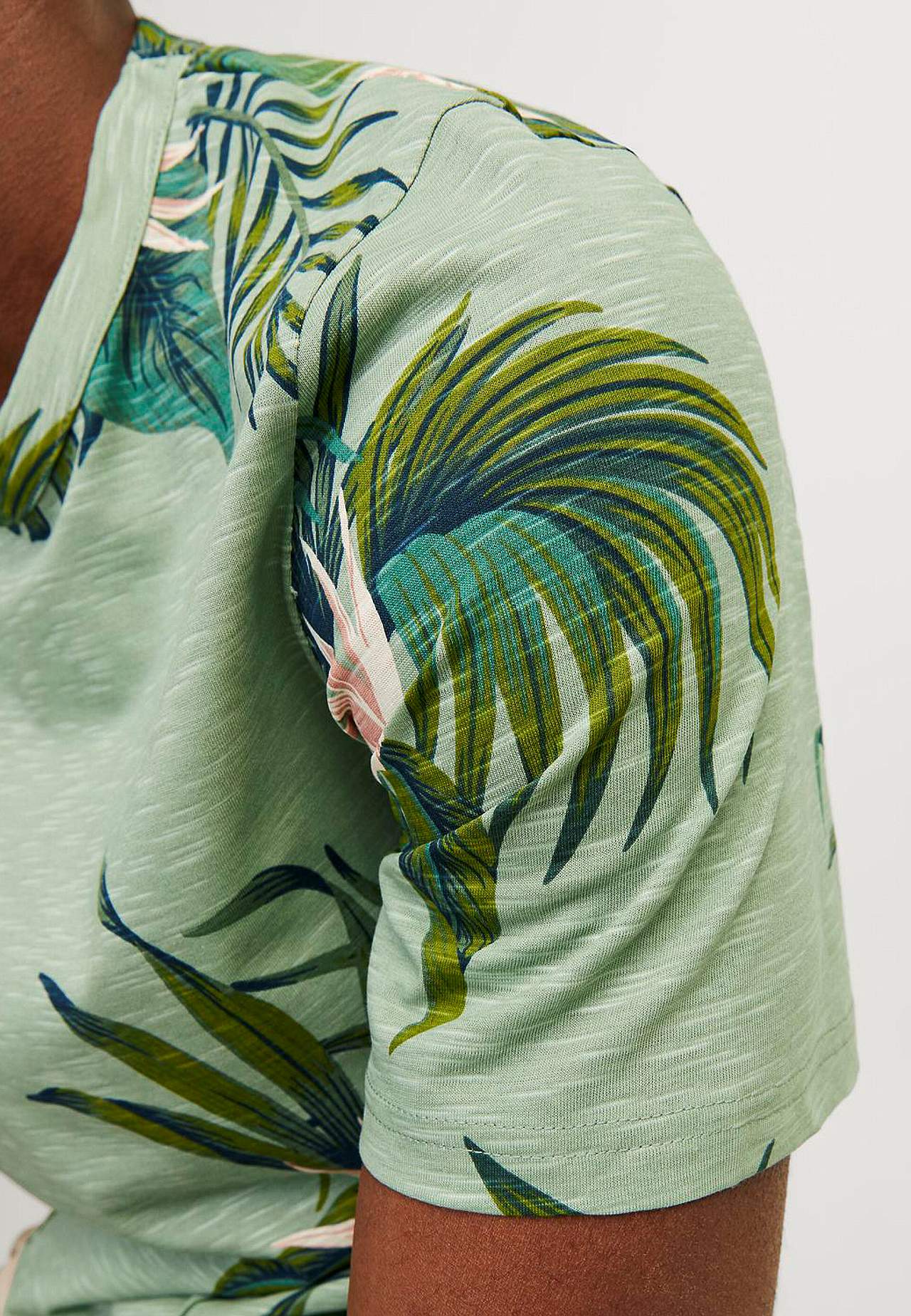 Lehtikuvioinen T-paita