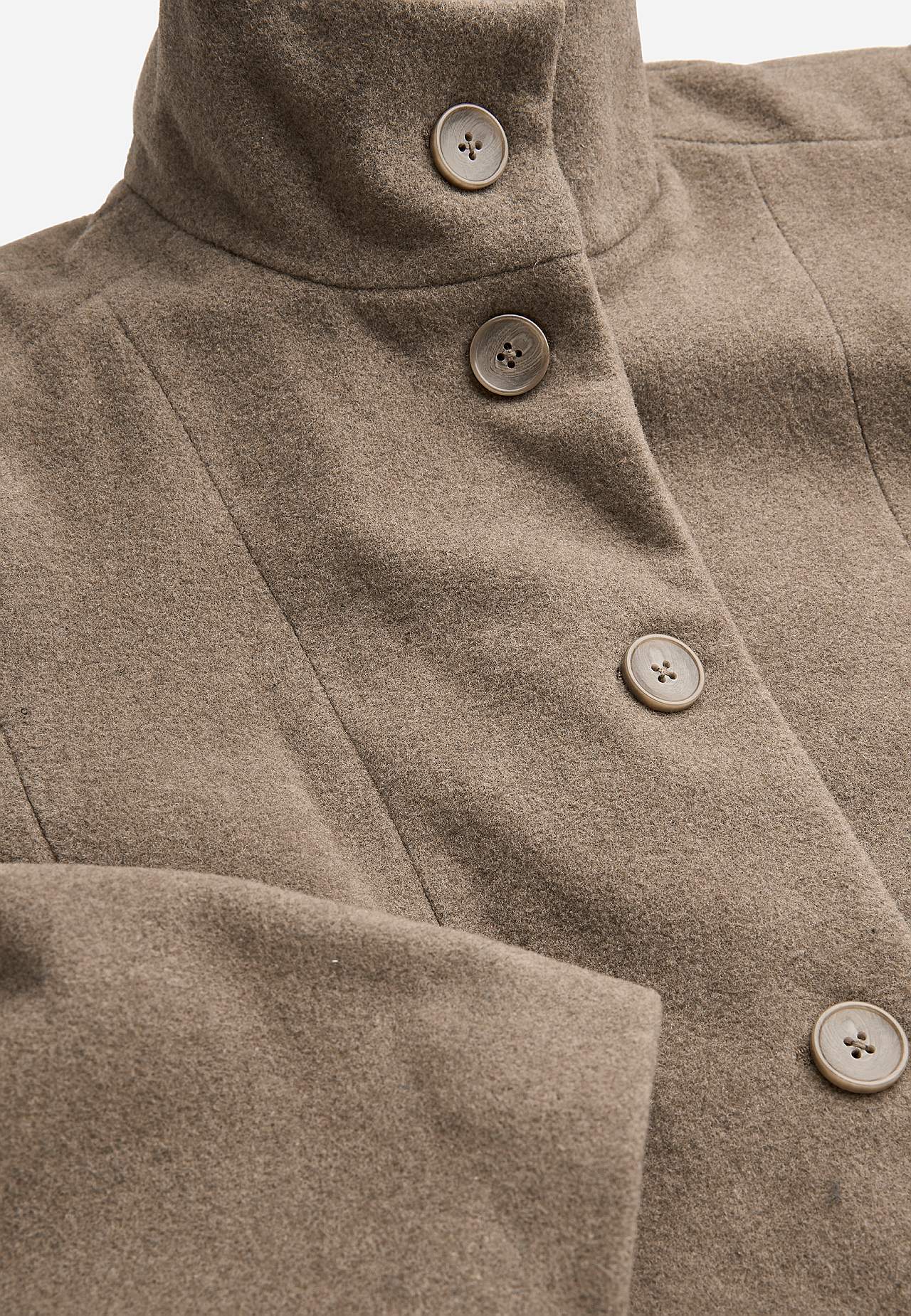 Takki pystykauluksella