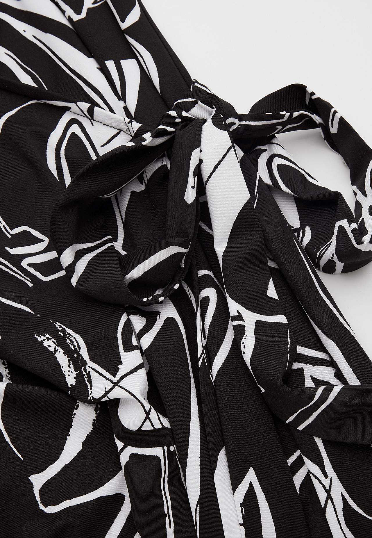 Kuviollinen kietaisumekko trikoosta