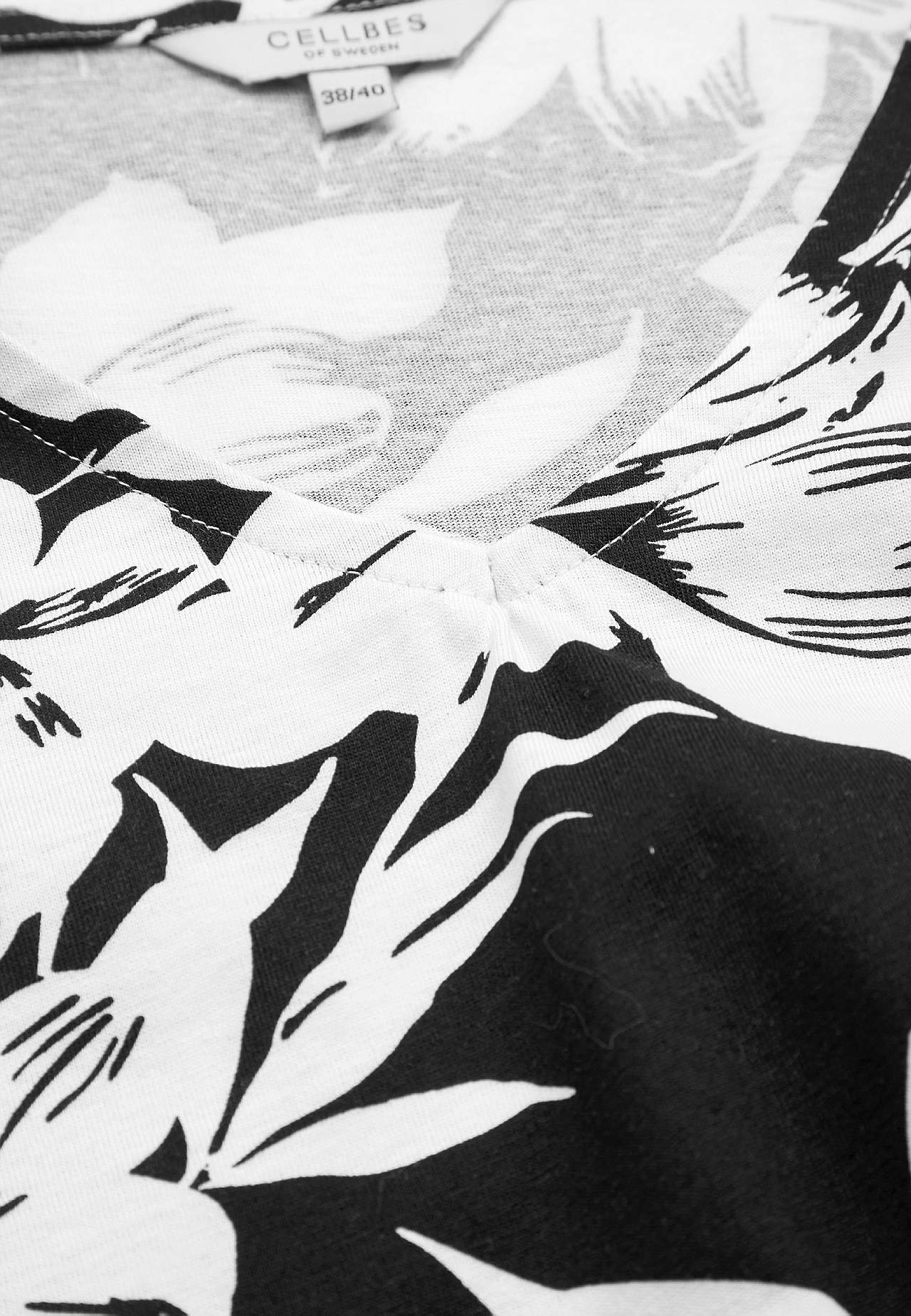 V-kaula-aukkoinen toppi