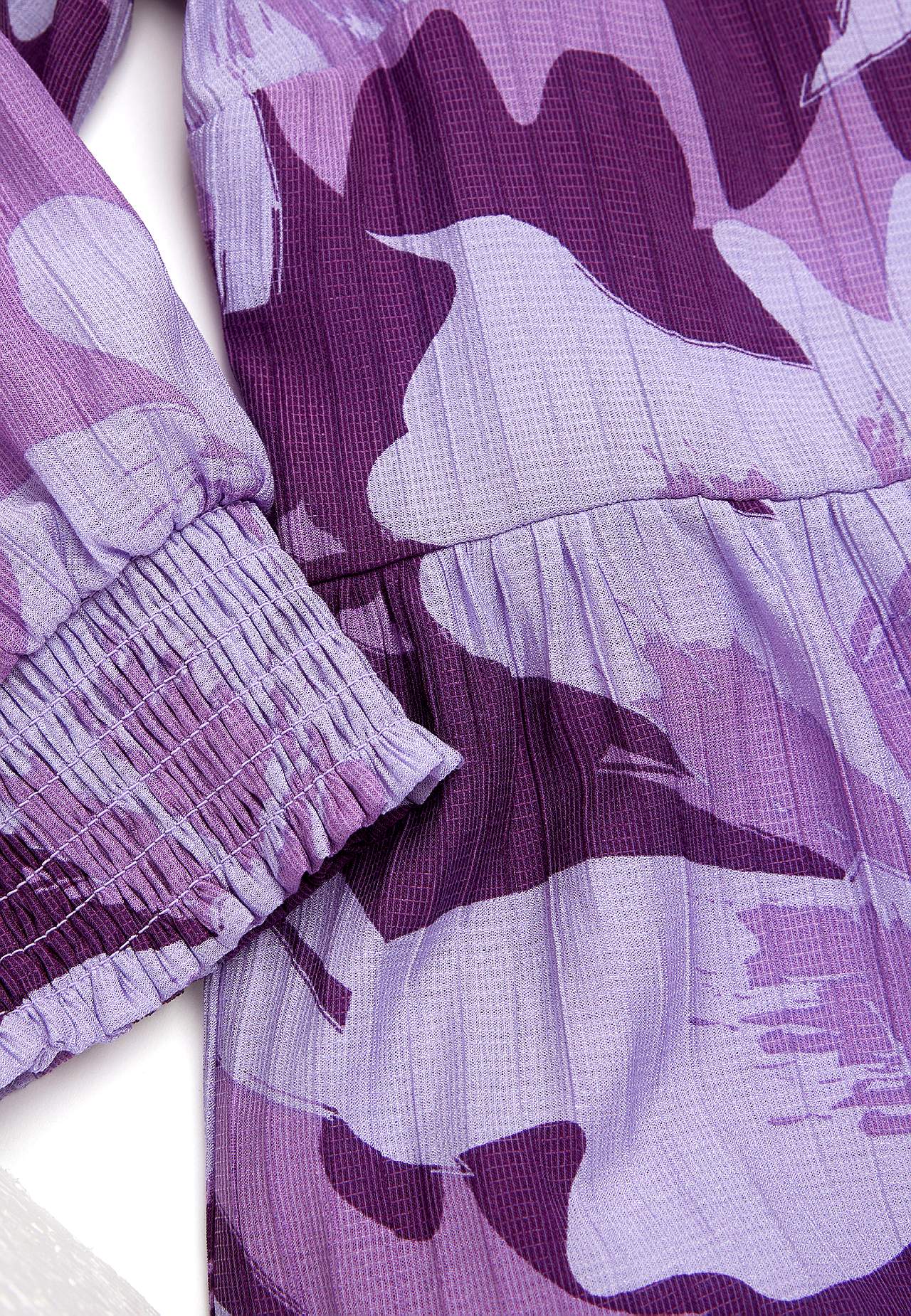 Kudottu mekko röyhelöllä