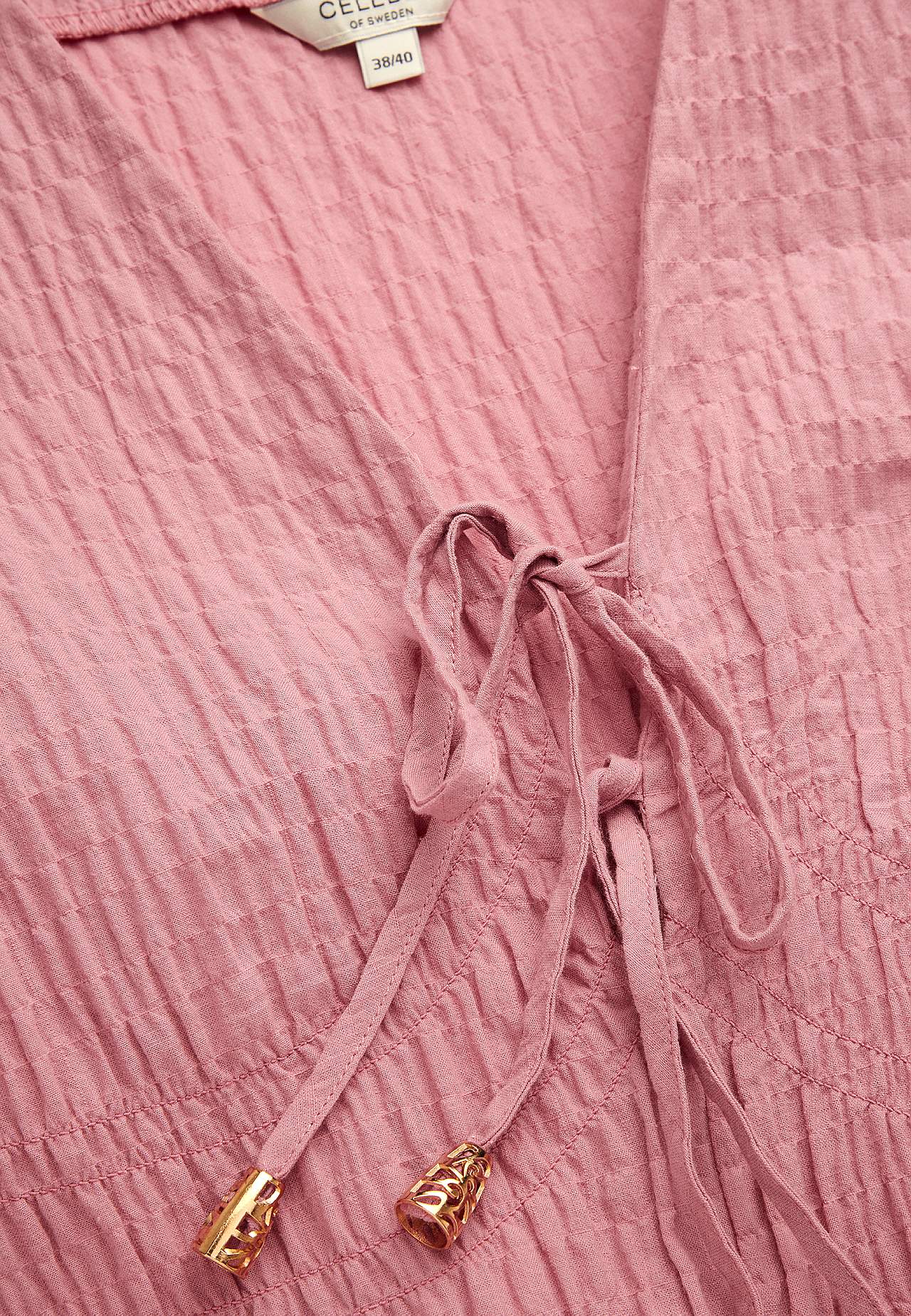Pitkähihainen mekko solmuyksityiskohdilla