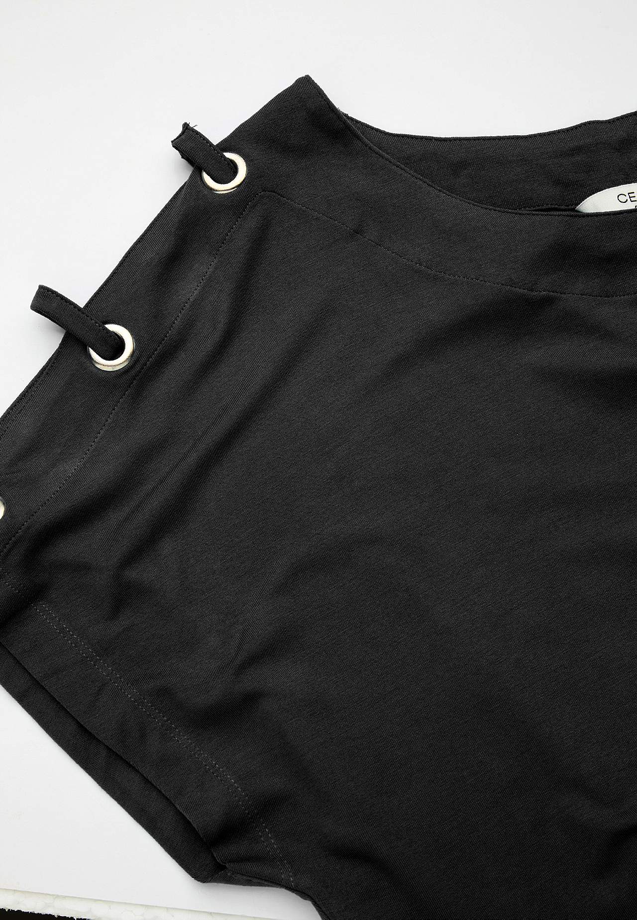 Trikootoppi sisustuksella olkapäässä