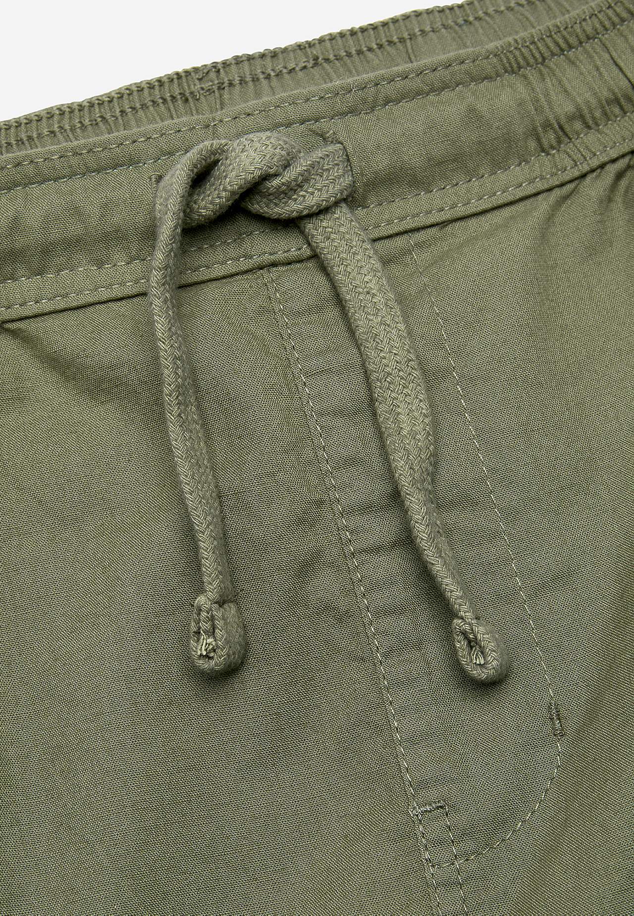 Cargoshortsi taskuilla paljon