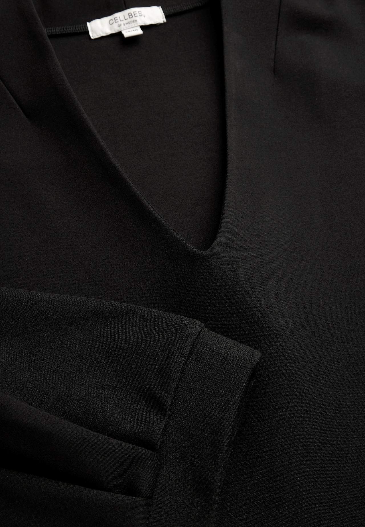 Elegantti, v-kaula-aukkoinen trikoomekko