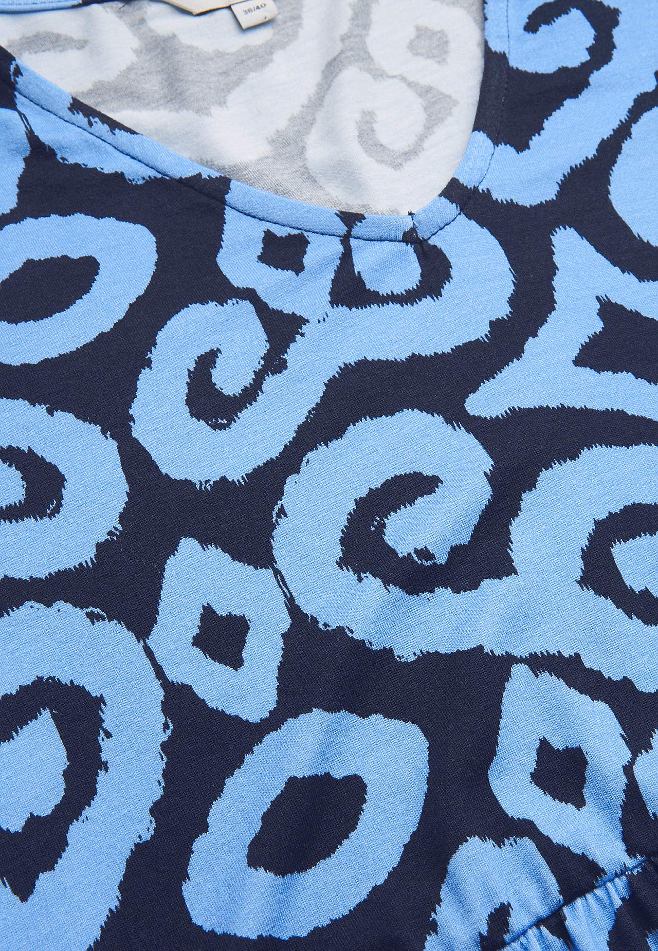 Kuvioitu trikoomekko