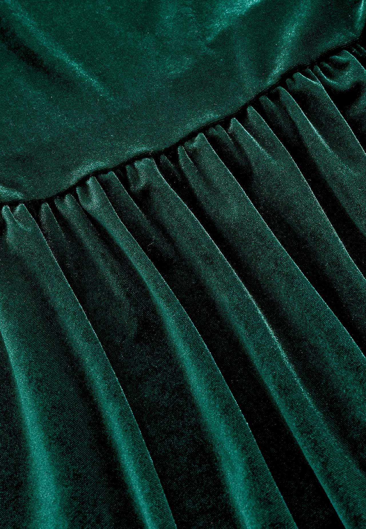 Mekko veluurista röyhelöllä