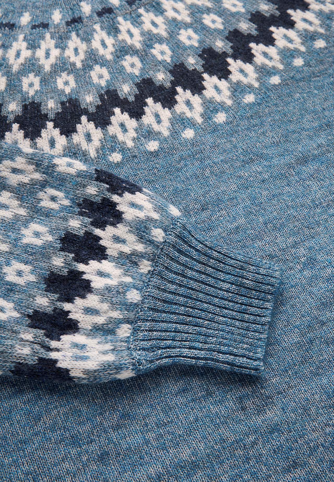 Neulottu, jacquard-kuvioinen pusero