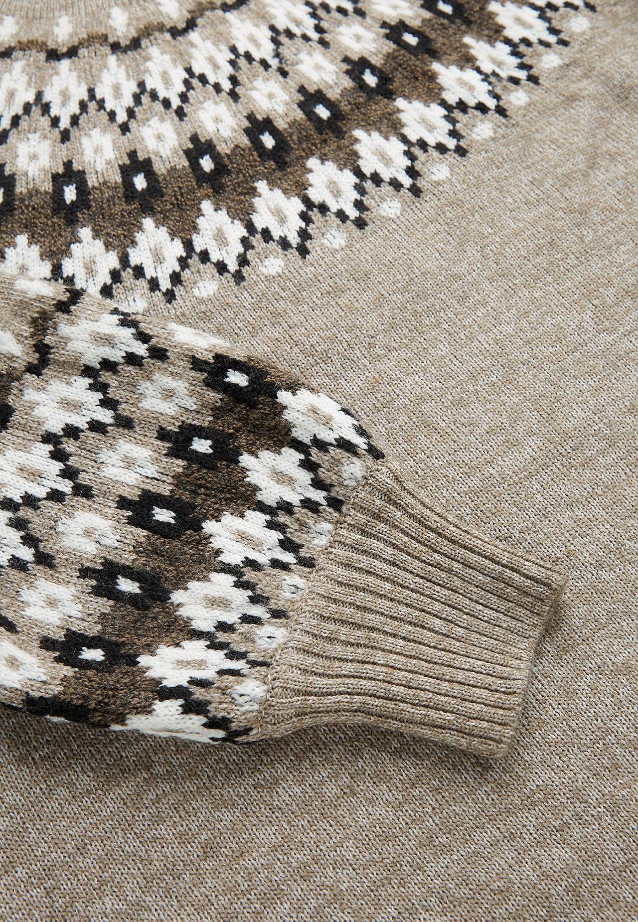 Neulottu, jacquard-kuvioinen pusero