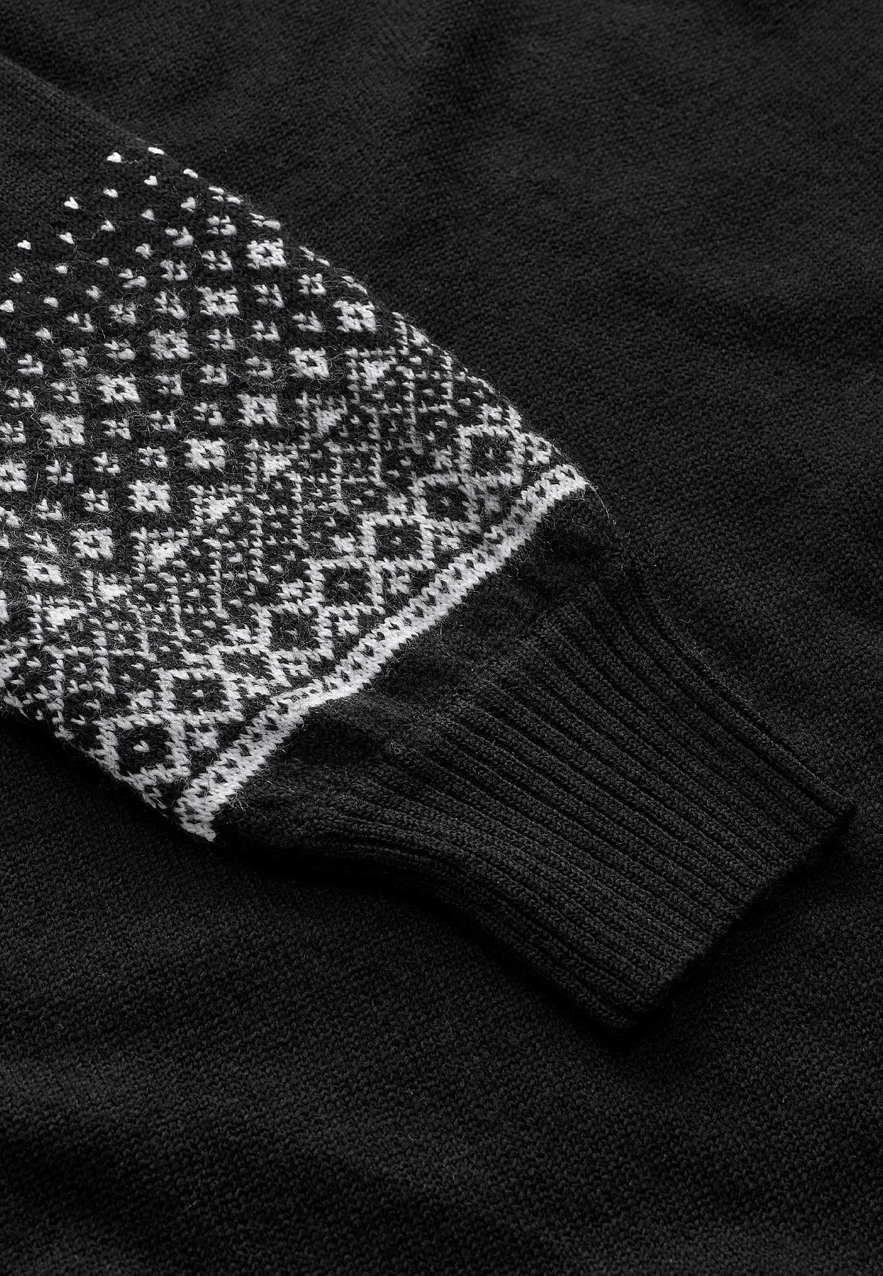 Neulottu mekko jacquard-kuvioisilla hihoilla