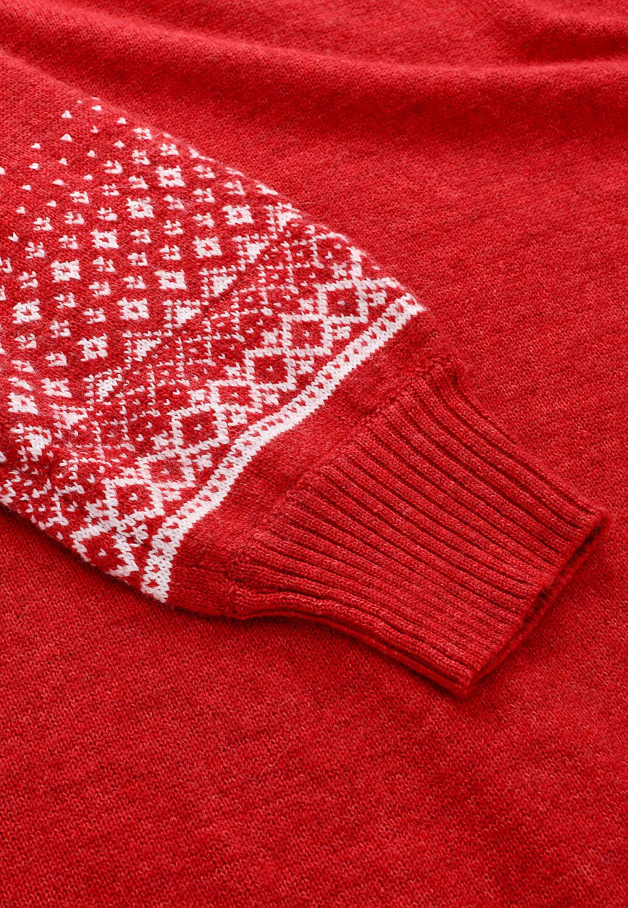 Neulottu mekko jacquard-kuvioisilla hihoilla