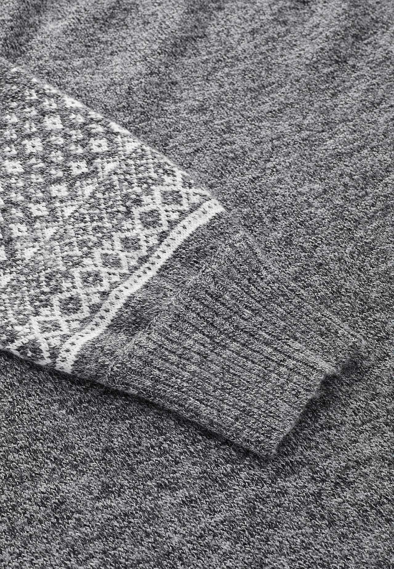 Neulottu mekko jacquard-kuvioisilla hihoilla