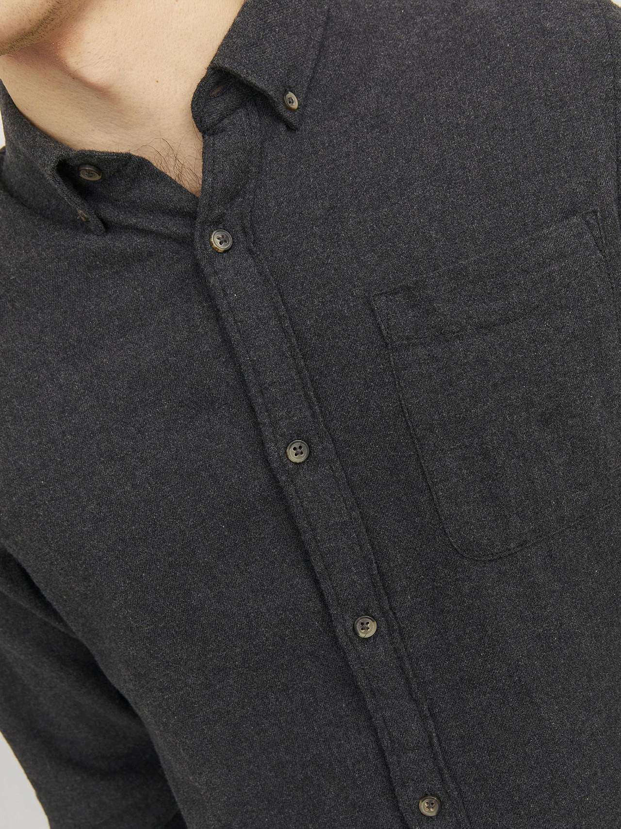 Tyylikäs paita napitettukauluksella