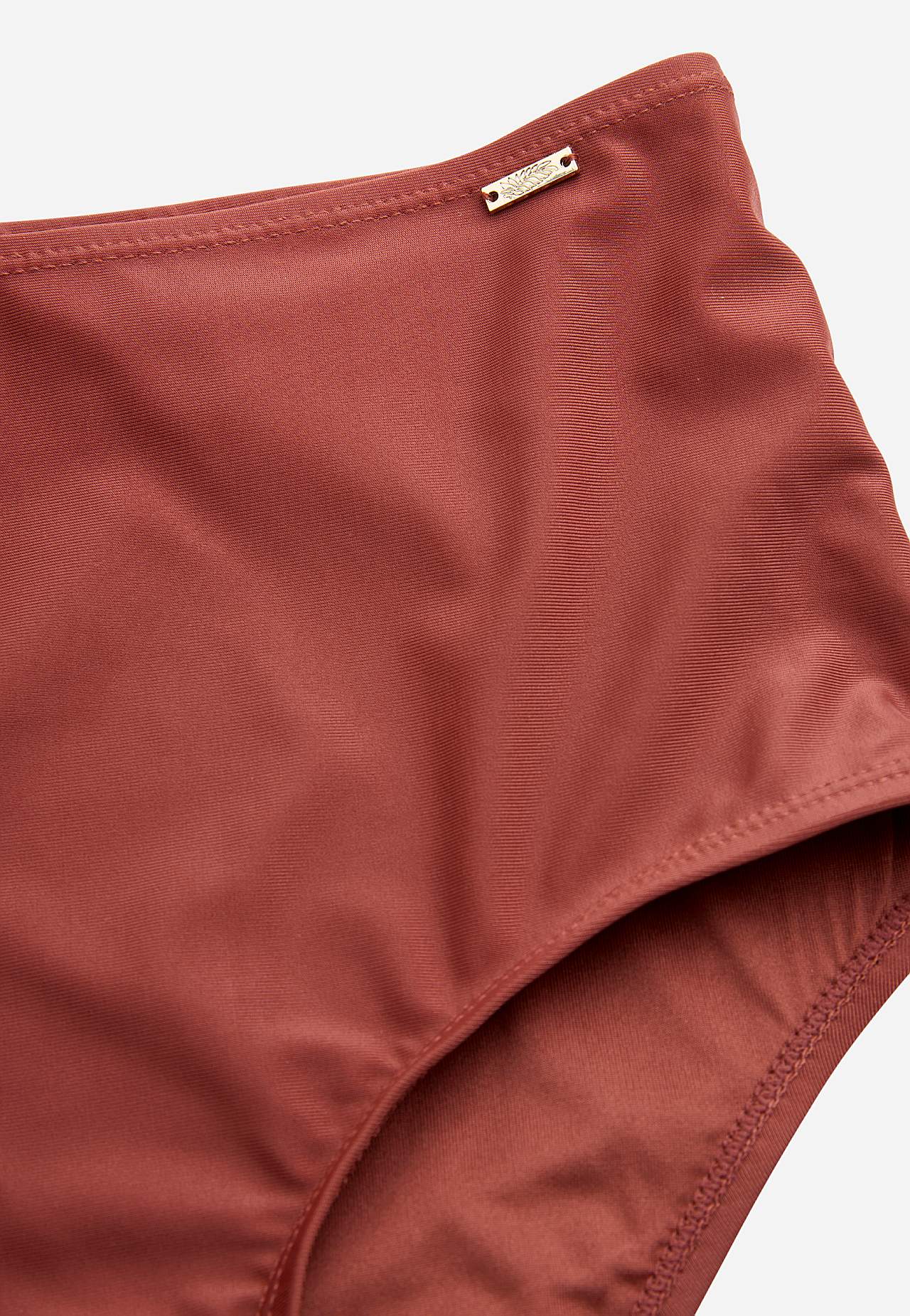 Bikinin alaosa korkealla vyötäröllä