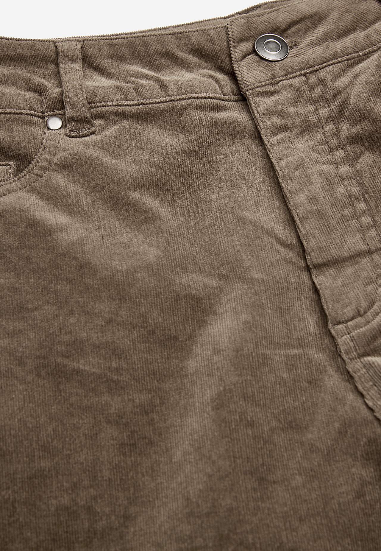 Joustavat vakosamettihousut suorilla lahkeilla