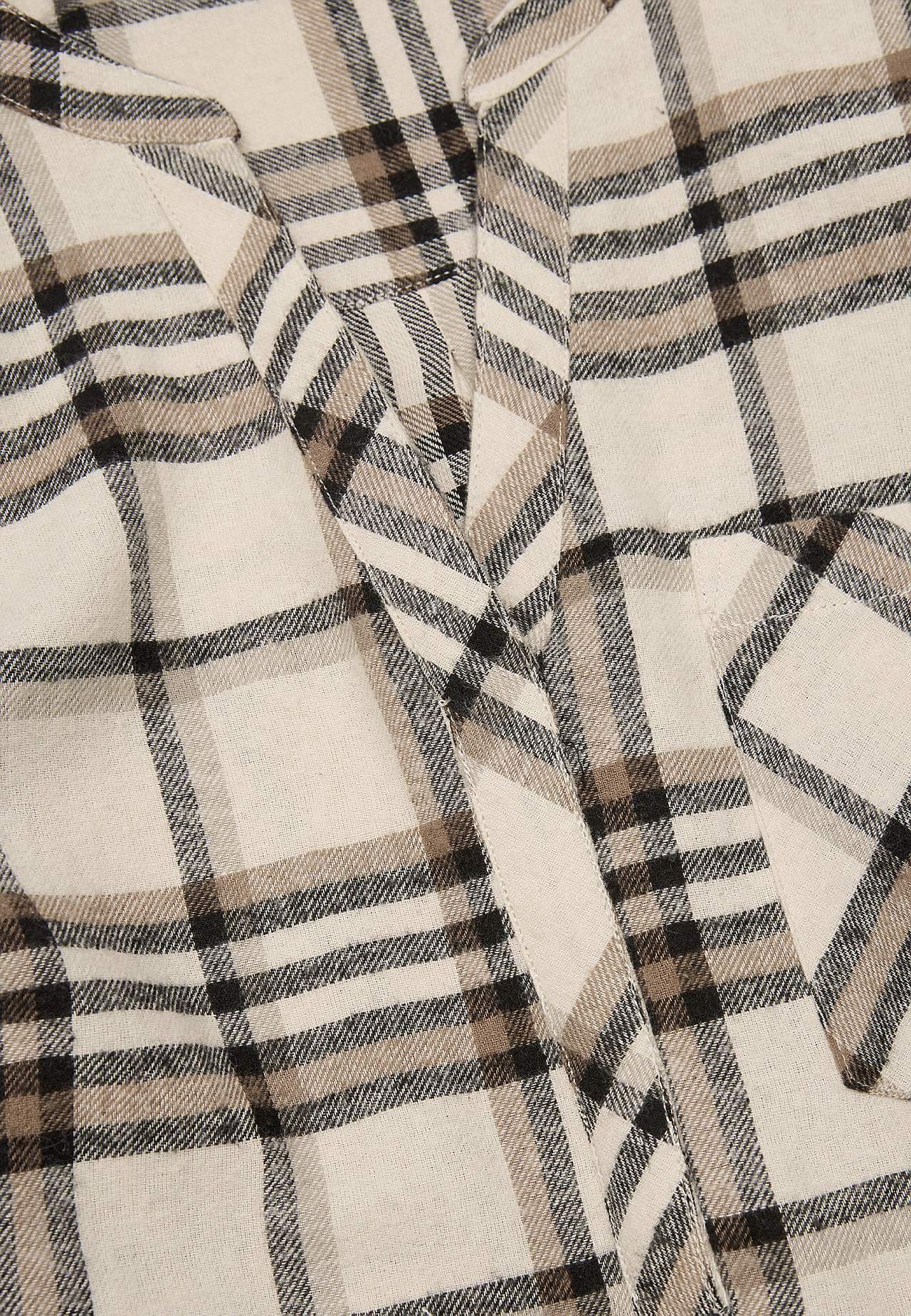 Pusero flanellista rintataskulla