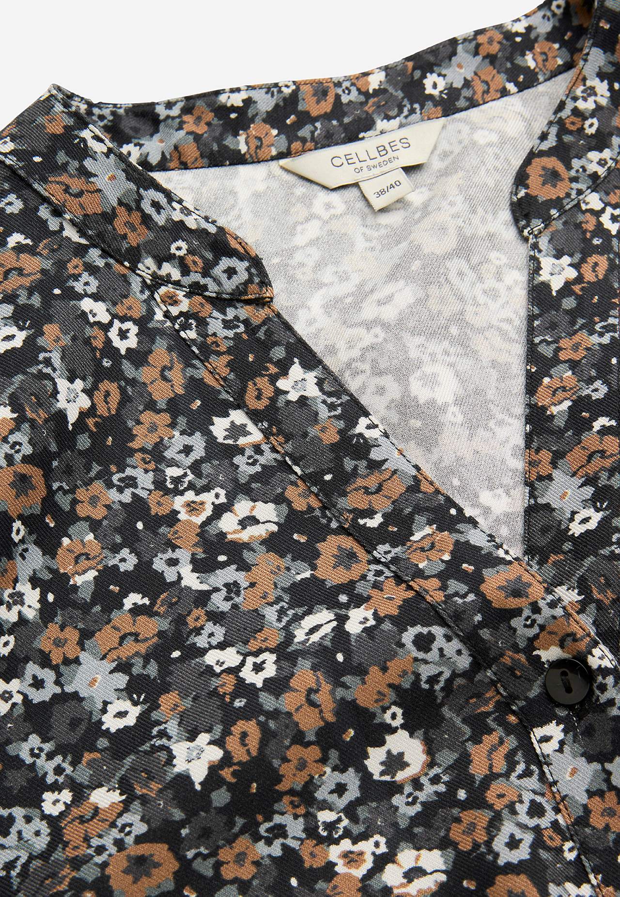 Kudottu tunika napeilla