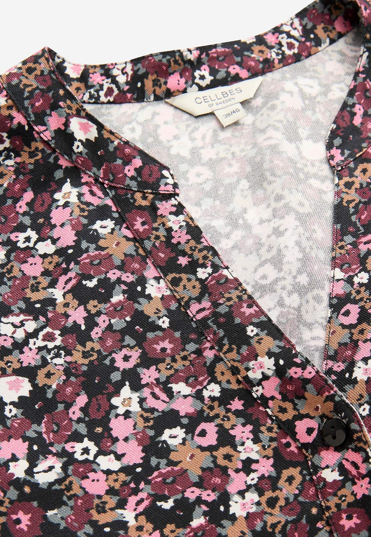 Kudottu tunika napeilla