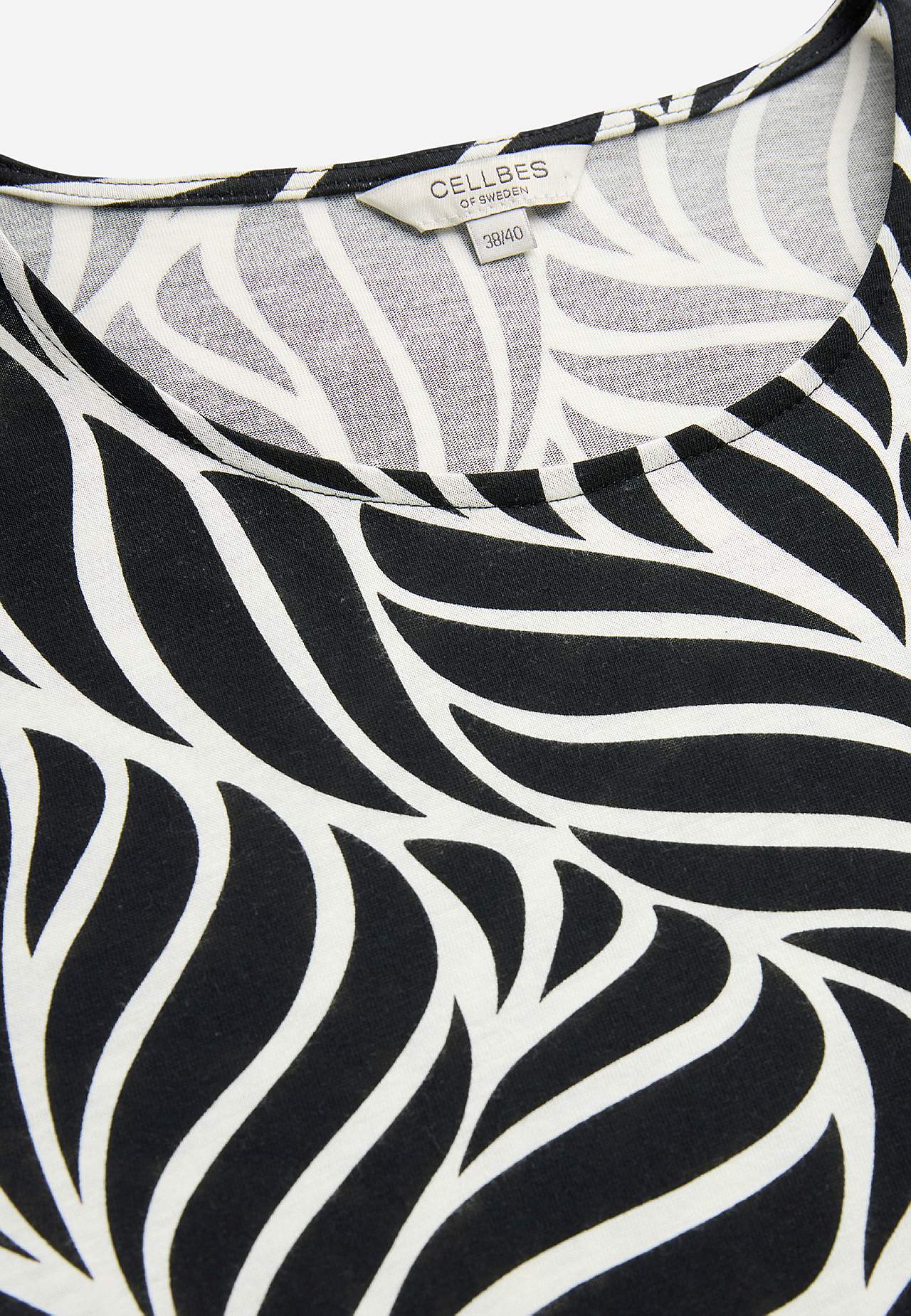 Trikootunika taskuilla