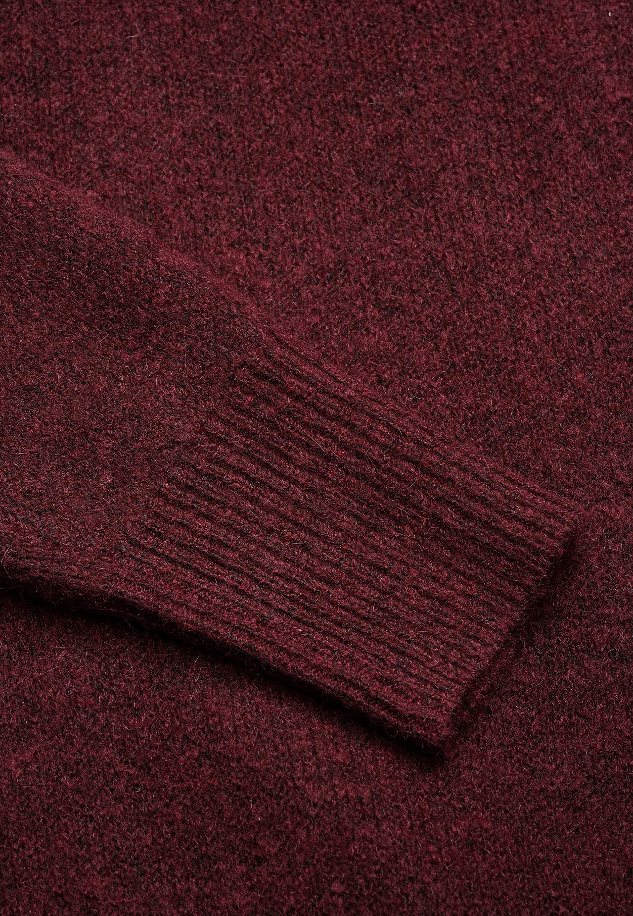 Neulottu tunika halkioilla