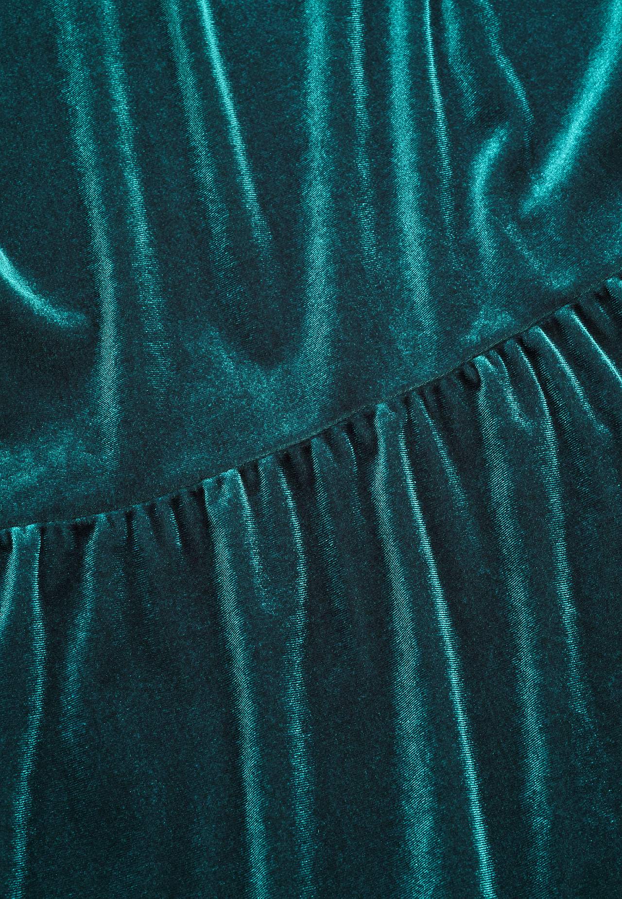 Samettimekko röyhelöillä