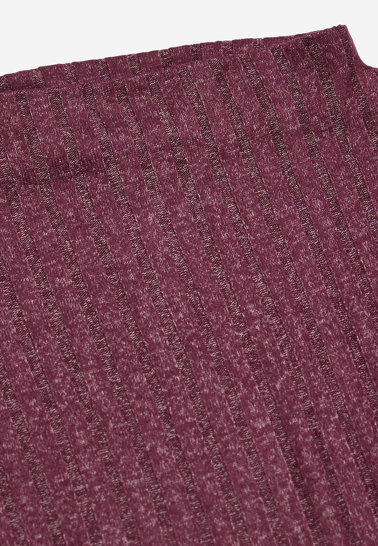 Pehmeä trikoomekko taskuilla