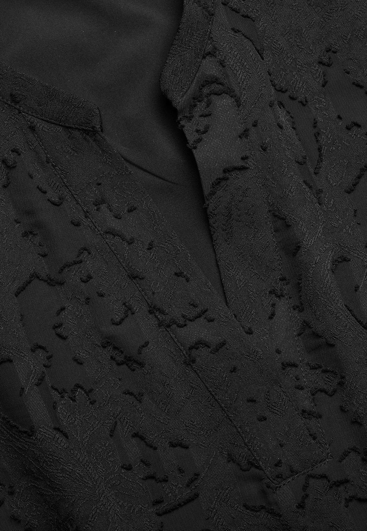 Jacquard-neuloksinen, läpikuultava mekko