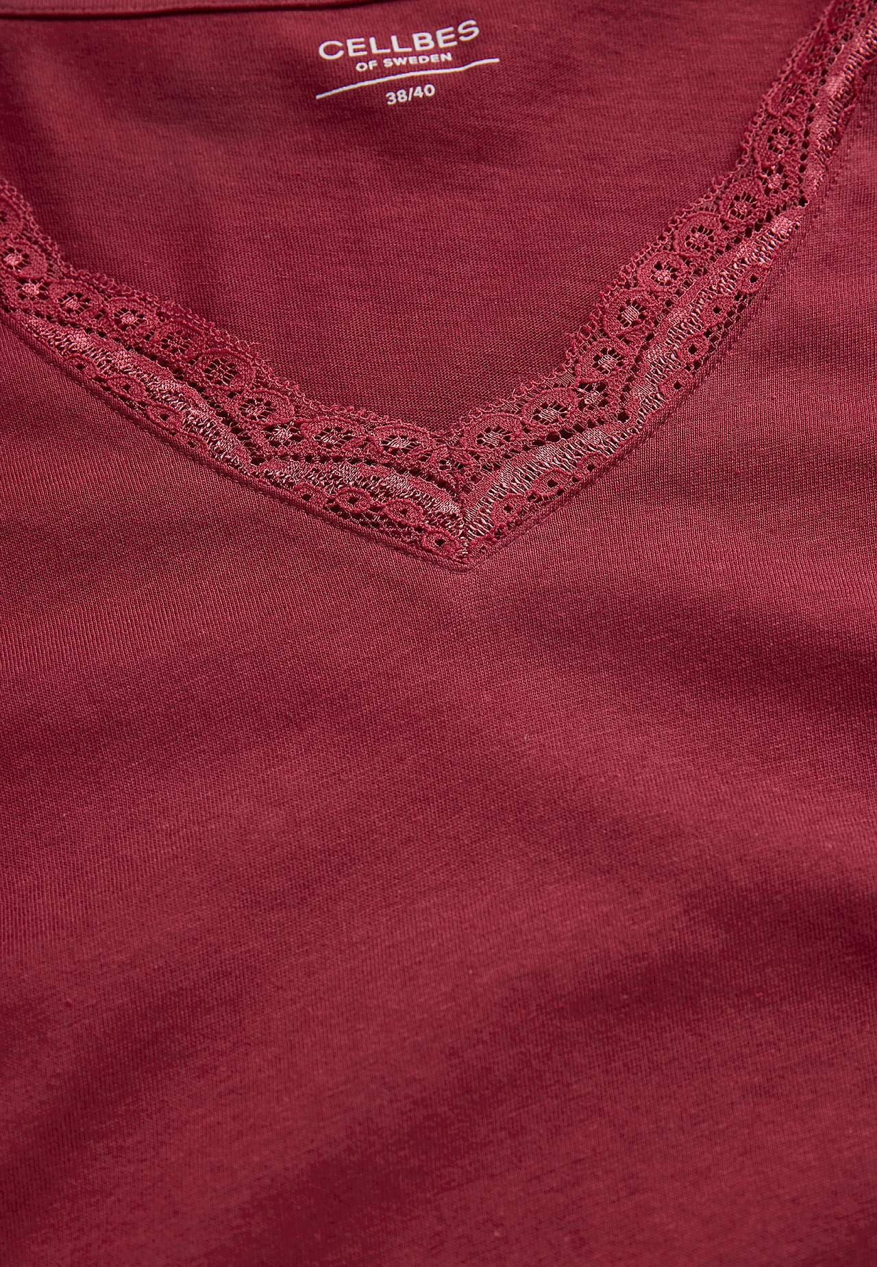 Pitkä yömekko pitsireunalla