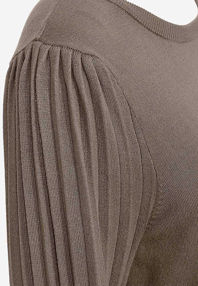 Tiheäsilmukkainen mekko laskostetuilla hihoilla