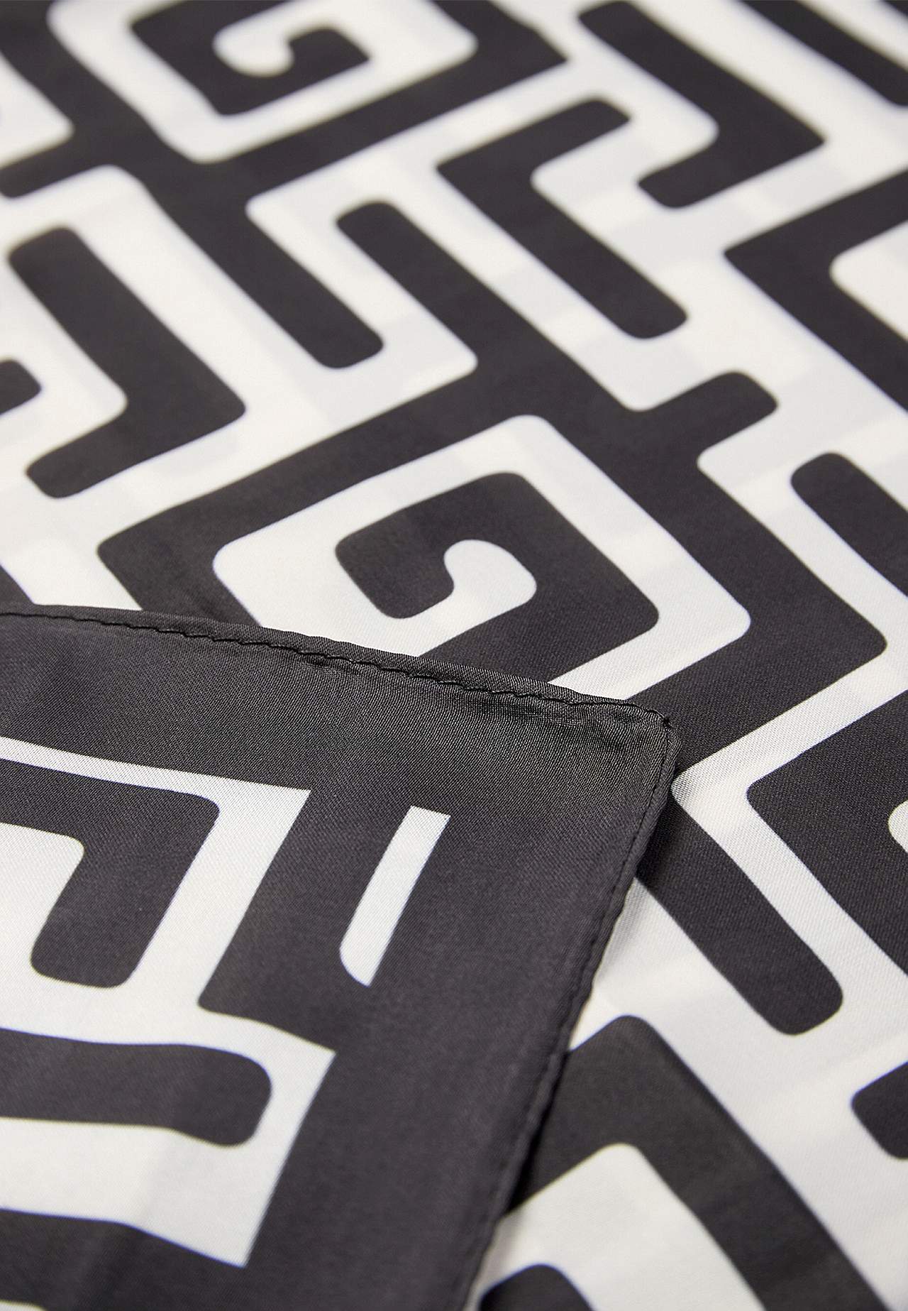 Huivi kuviollisesta satiinista