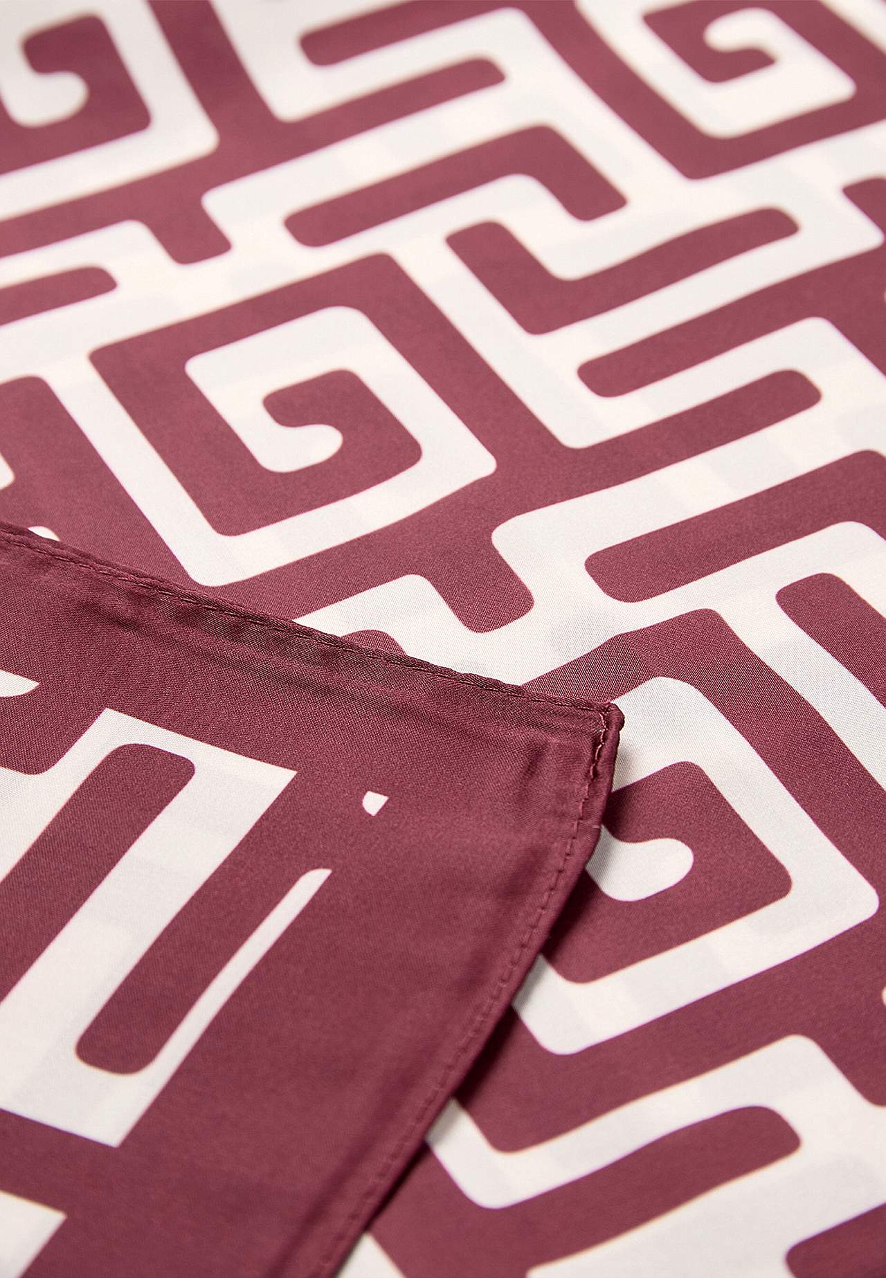 Huivi kuviollisesta satiinista