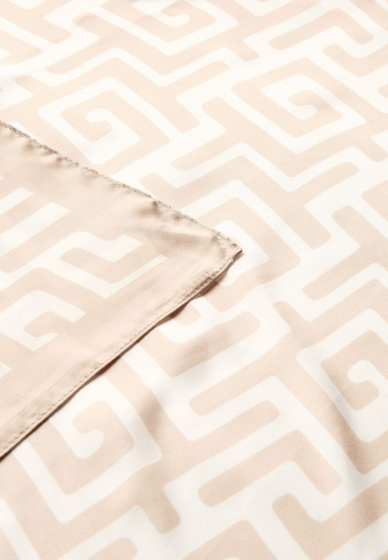 Huivi kuviollisesta satiinista