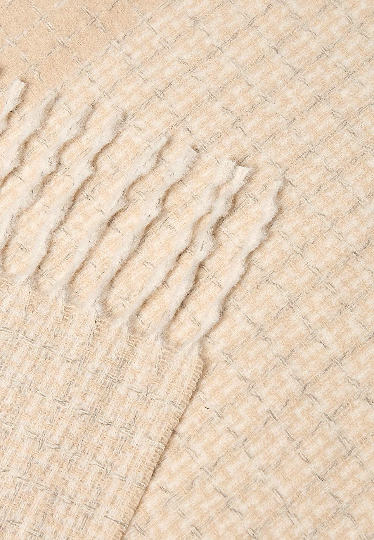 Neulottu huivi hapsuilla