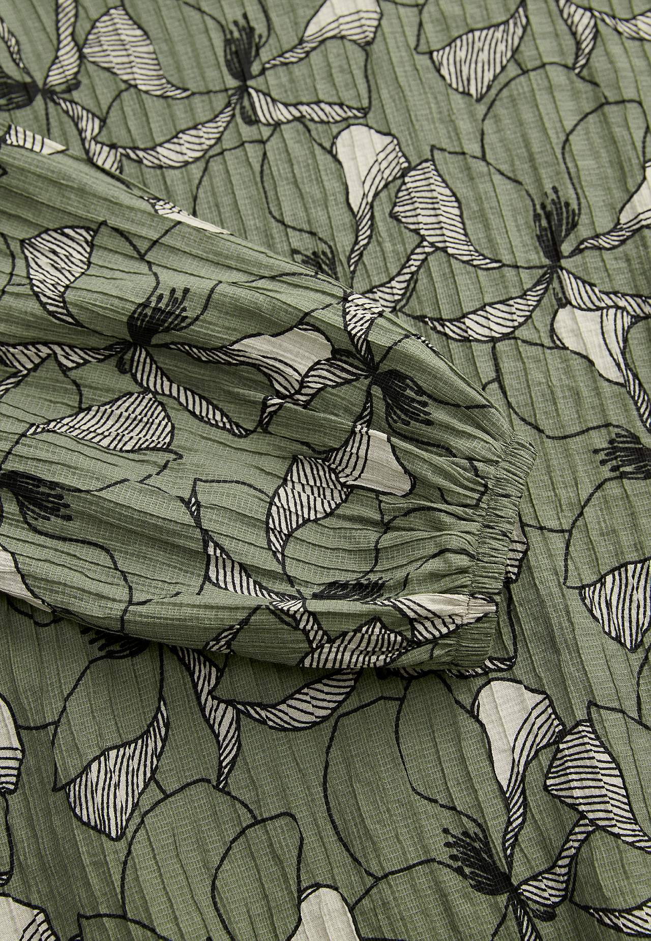 Kukkakuvioinen pusero sommitelmalla