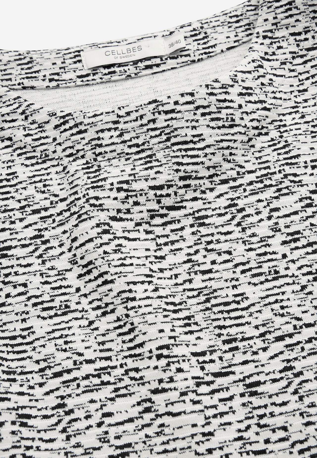 Trikootunika halkioilla