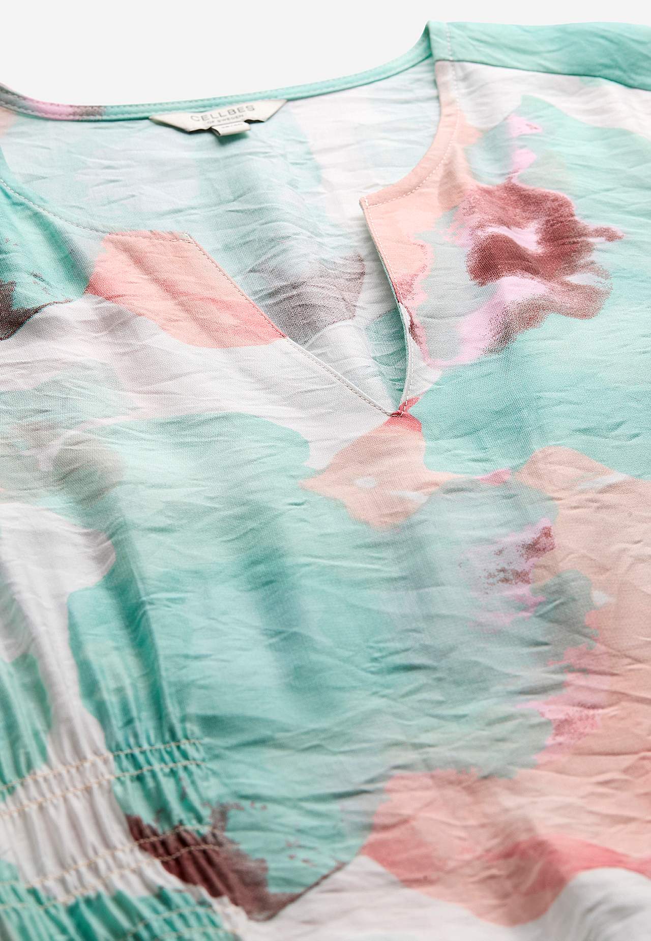 Mekko vuoratuilla puhvihihoilla