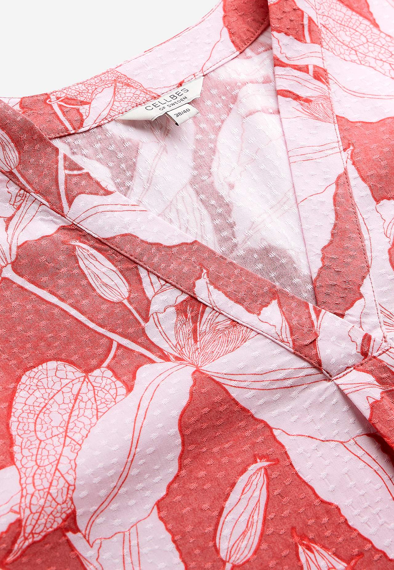 Kudottu pusero puhvihihoilla