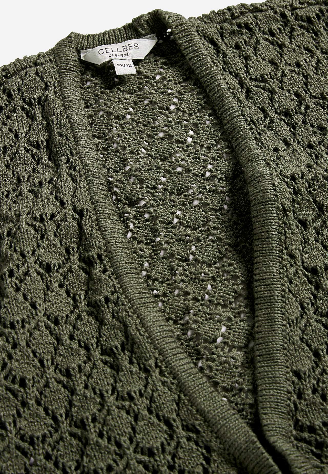 Neulottu neuletakki rei’ityksellä