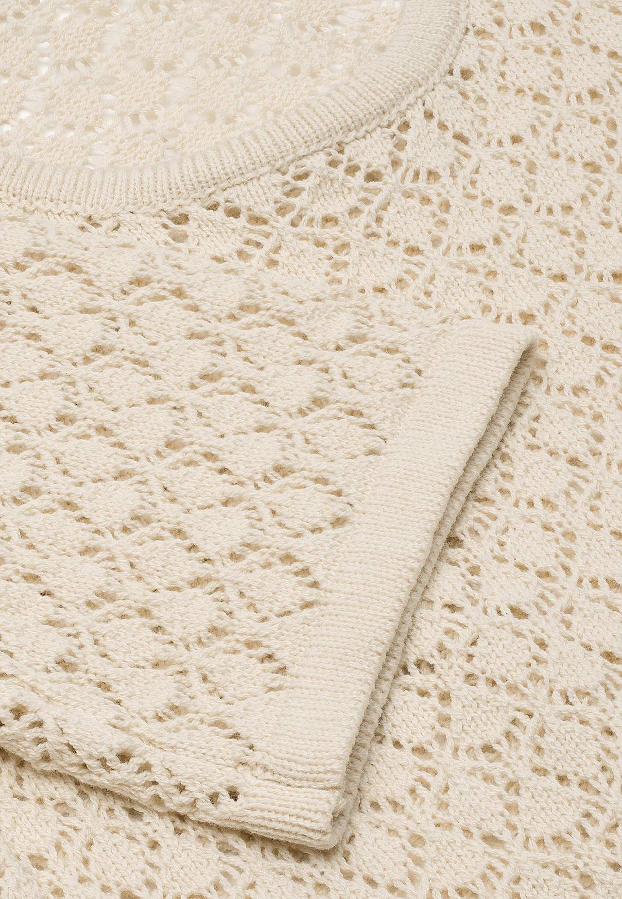 Neulottu paita rei’ityksellä