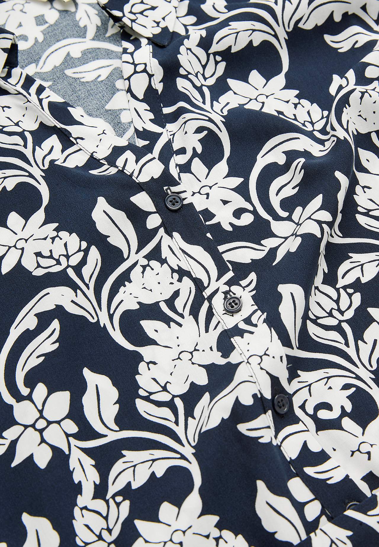 Paitamekko taskuilla