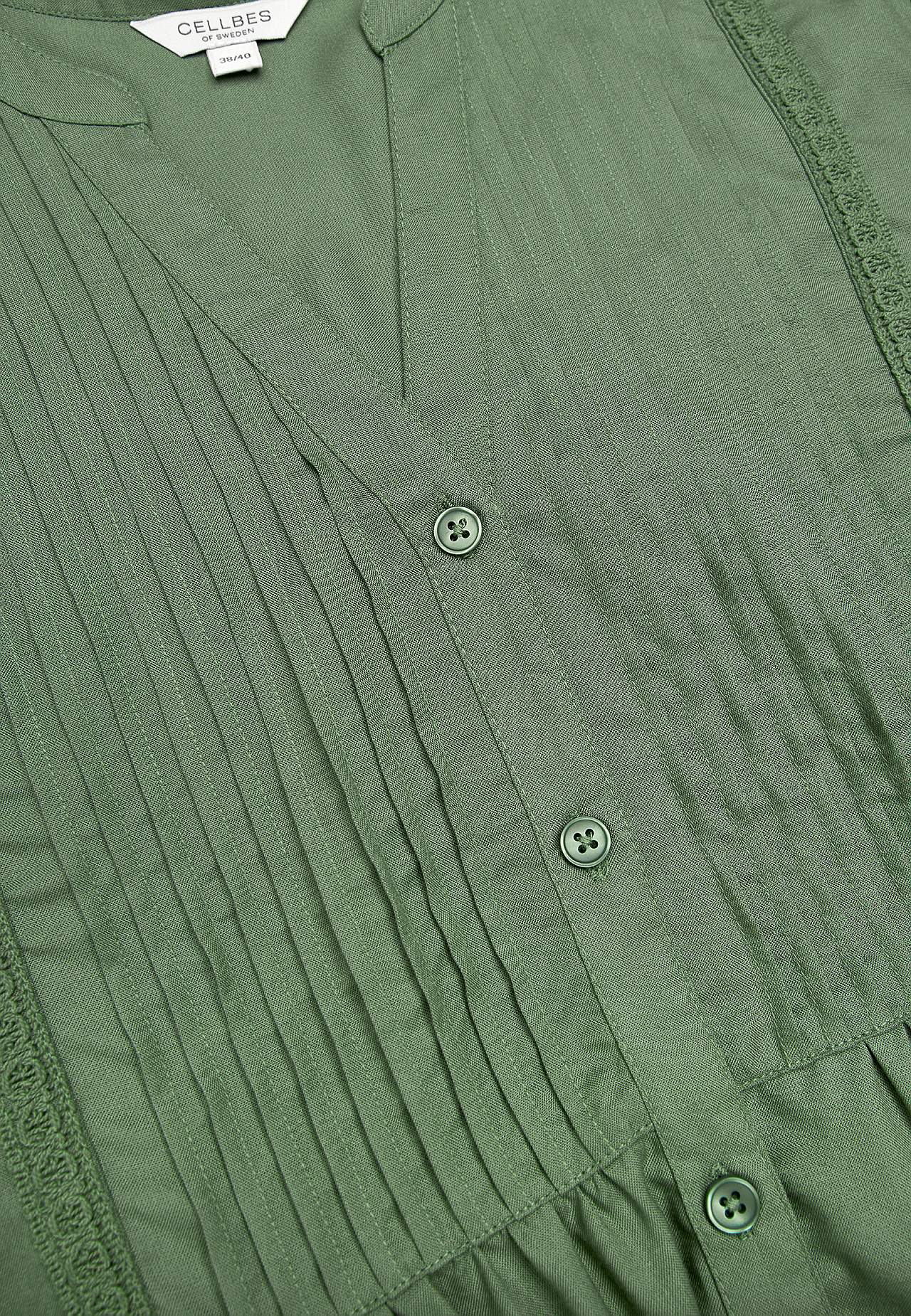 Kudottu tunika pitsireunuksilla