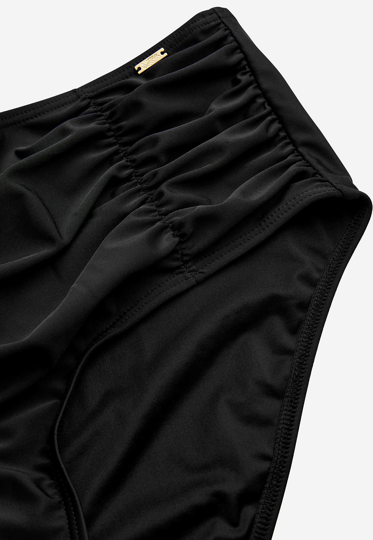 Bikinin alaosa korkealla vyötäröllä