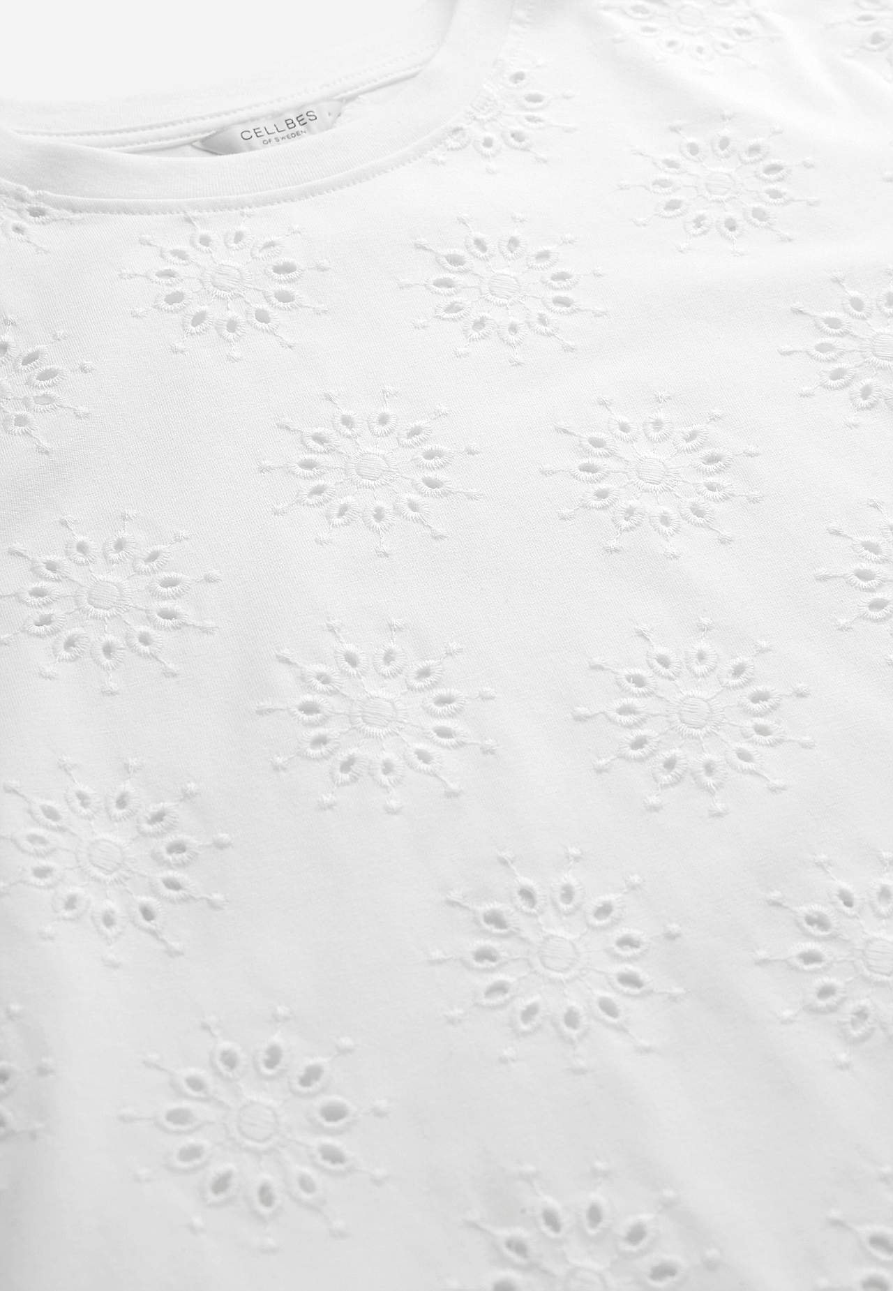 Trikootoppi kirjaillulla rei’ityksellä