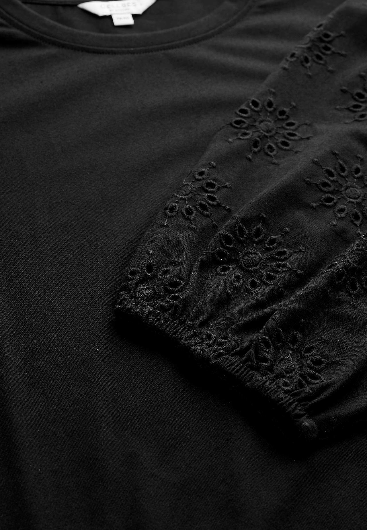 Trikootunika kirjailluilla hihoilla