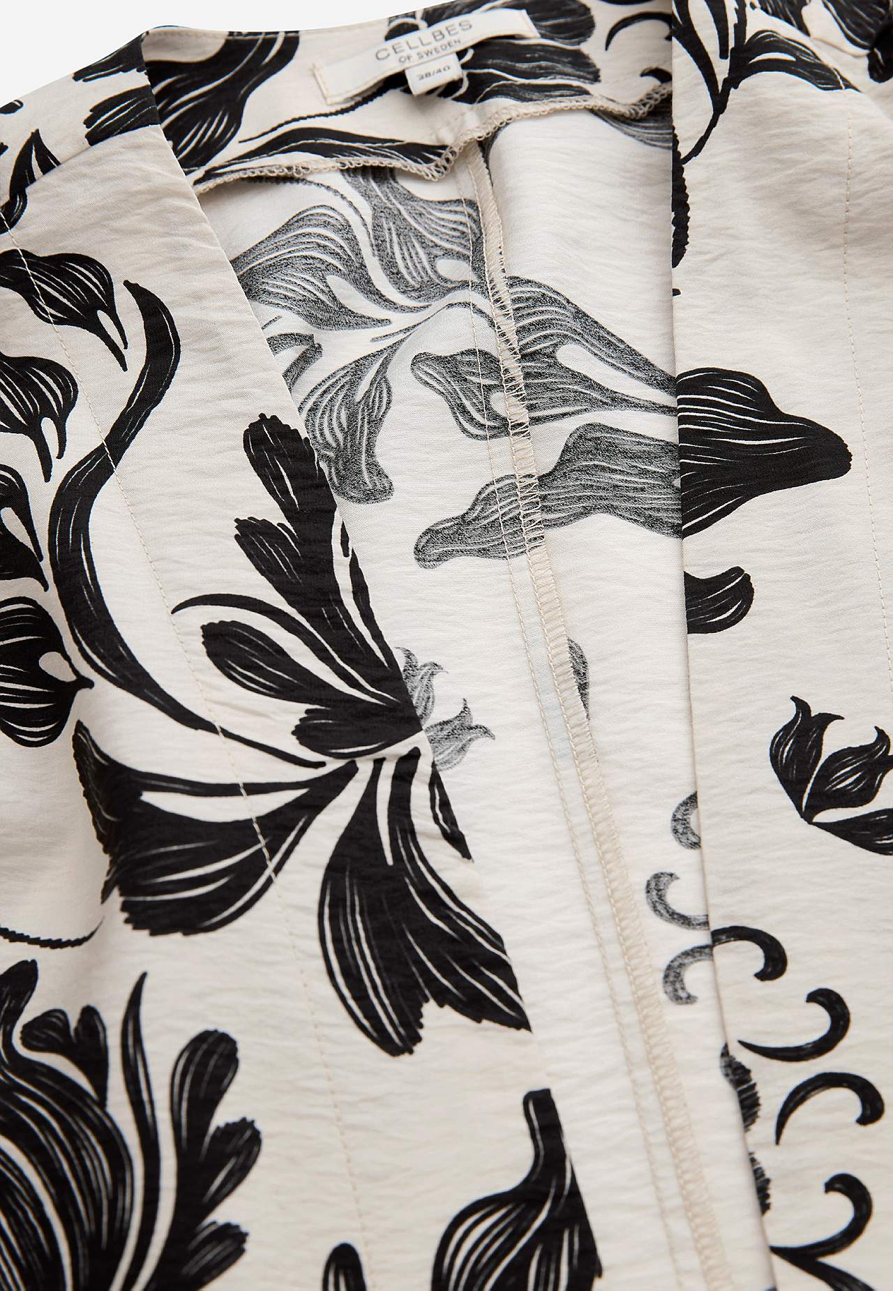 Avoin kaftaani taskuilla