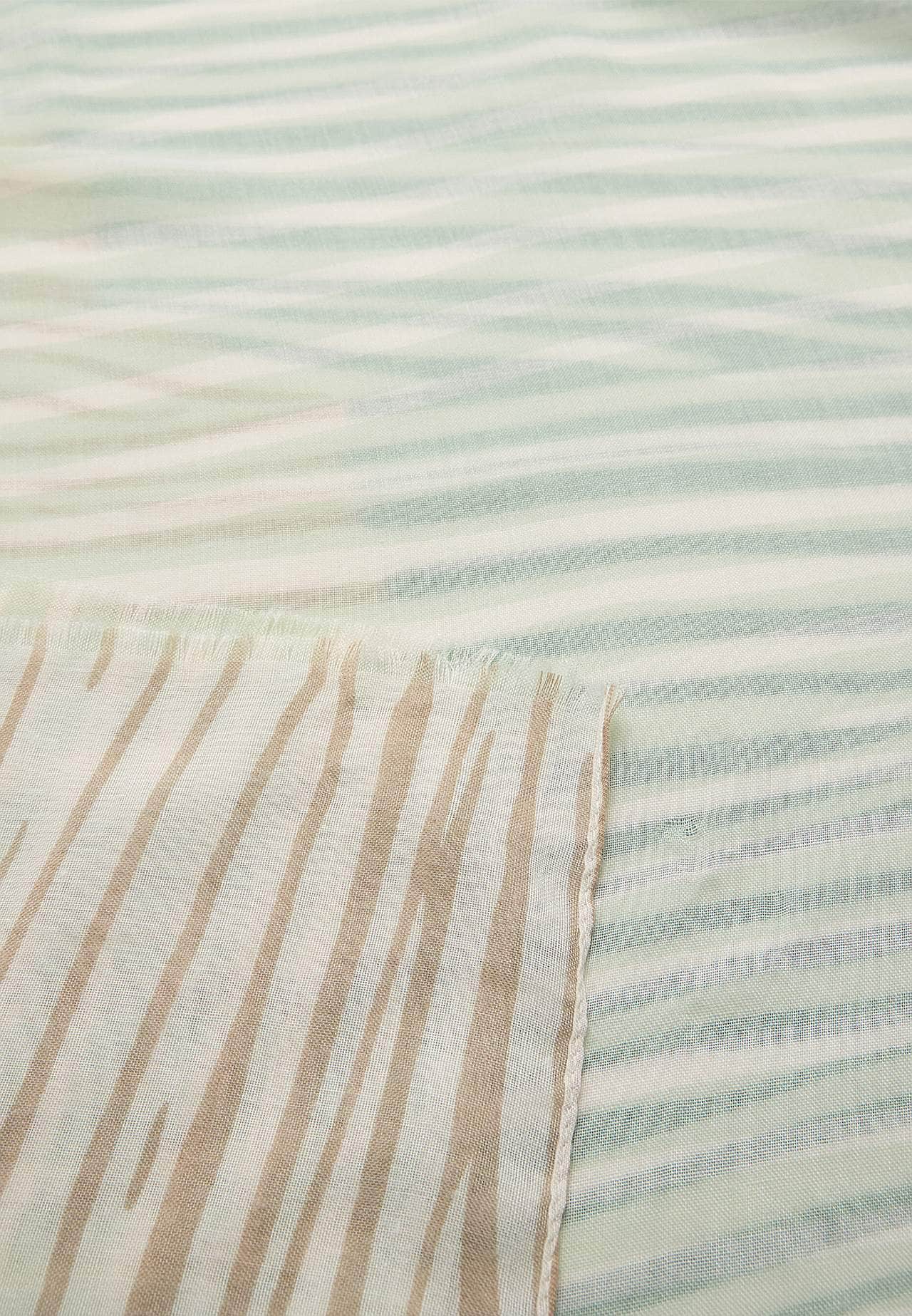 Pitkä, läpikuultava huivi raidoilla